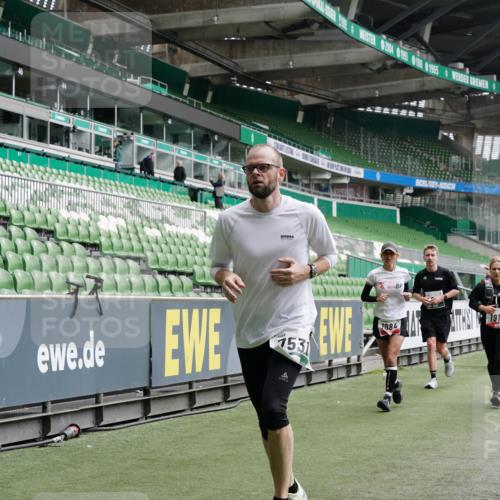 05.10.2025 - 20. swb-Marathon Bremen Michael Burmester http://msf.ph/oto/9331124 05.10.2025 13:04:13 Laufen im Stadion 100, 360, 414, 470, 592, 607, 898, 958, 1012, 1019, 1067, 1080, 1084, 1331, 1336, 1413, 1468, 1478, 1514, 1695, 1852, 1914, 1975, 1997, 2016, 2086, 2333, 2339, 2375, 2567, 2617, 2989, 3037, 3072, 3346, 3485, 4005, 4053, 4087, 4243, 4244, 4335, 4453, 4462, 4501, 4524, 4528, 4637, 4638, 4651, 4757, 4793, 4803, 4840, 4928, 5043, 5082, 5137, 5162, 5212, 5236, 5343, 5446, 5464, 5489, 5523, 5832, 5966, 5969, 6011, 6145, 6287, 6414, 6447, 6529, 6584, 6635, 227, 396, 2597 meine-sportfotos.de