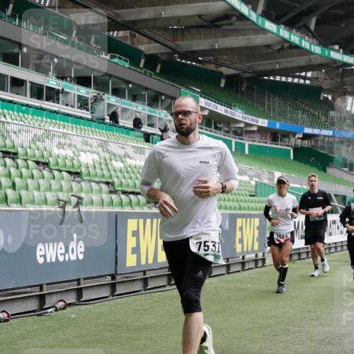 05.10.2025 - 20. swb-Marathon Bremen Michael Burmester http://msf.ph/oto/9331128 05.10.2025 13:04:13 Laufen im Stadion 100, 360, 414, 470, 592, 607, 898, 958, 1012, 1019, 1067, 1080, 1084, 1331, 1336, 1413, 1468, 1478, 1514, 1695, 1852, 1914, 1975, 1997, 2016, 2086, 2333, 2339, 2375, 2567, 2617, 2989, 3037, 3072, 3346, 3485, 4005, 4053, 4087, 4243, 4244, 4335, 4453, 4462, 4501, 4524, 4528, 4637, 4638, 4651, 4757, 4793, 4803, 4840, 4928, 5043, 5082, 5137, 5162, 5212, 5236, 5343, 5446, 5464, 5489, 5523, 5832, 5966, 5969, 6011, 6145, 6287, 6414, 6447, 6529, 6584, 6635, 227, 396, 2597 meine-sportfotos.de
