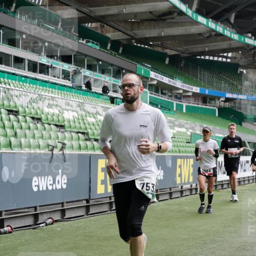 05.10.2025 - 20. swb-Marathon Bremen Michael Burmester http://msf.ph/oto/9331132 05.10.2025 13:04:13 Laufen im Stadion 100, 360, 414, 470, 592, 607, 898, 958, 1012, 1019, 1067, 1080, 1084, 1331, 1336, 1413, 1468, 1478, 1514, 1695, 1852, 1914, 1975, 1997, 2016, 2086, 2333, 2339, 2375, 2567, 2617, 2989, 3037, 3072, 3346, 3485, 4005, 4053, 4087, 4243, 4244, 4335, 4453, 4462, 4501, 4524, 4528, 4637, 4638, 4651, 4757, 4793, 4803, 4840, 4928, 5043, 5082, 5137, 5162, 5212, 5236, 5343, 5446, 5464, 5489, 5523, 5832, 5966, 5969, 6011, 6145, 6287, 6414, 6447, 6529, 6584, 6635, 227, 396, 2597 meine-sportfotos.de