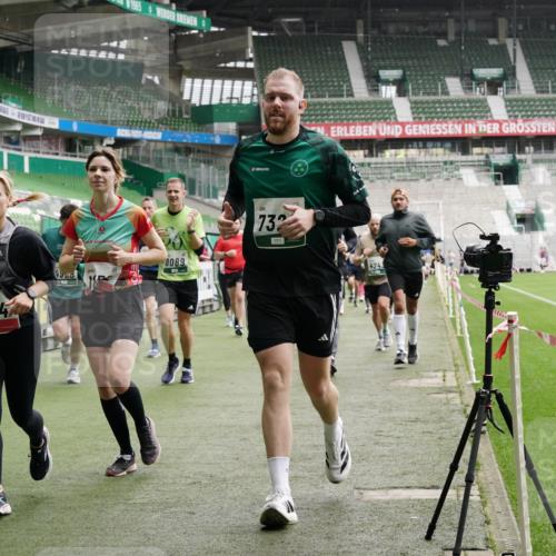 05.10.2025 - 20. swb-Marathon Bremen Michael Burmester http://msf.ph/oto/9331156 05.10.2025 13:04:16 Laufen im Stadion 100, 360, 414, 470, 490, 592, 607, 898, 958, 1012, 1019, 1080, 1084, 1336, 1413, 1468, 1478, 1514, 1695, 1852, 1914, 1975, 1997, 2016, 2086, 2333, 2567, 2617, 2989, 3037, 3072, 3346, 3483, 3485, 3901, 4001, 4005, 4053, 4087, 4243, 4244, 4335, 4453, 4462, 4501, 4524, 4528, 4627, 4637, 4638, 4651, 4757, 4793, 4803, 4840, 4928, 5043, 5082, 5137, 5162, 5212, 5236, 5247, 5343, 5446, 5464, 5489, 5832, 5966, 5969, 6011, 6145, 6287, 6414, 6447, 6529, 6584, 6635, 396, 2597 meine-sportfotos.de