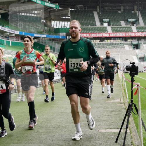 05.10.2025 - 20. swb-Marathon Bremen Michael Burmester http://msf.ph/oto/9331160 05.10.2025 13:04:16 Laufen im Stadion 100, 360, 414, 470, 490, 592, 607, 898, 958, 1012, 1019, 1080, 1084, 1336, 1413, 1468, 1478, 1514, 1695, 1852, 1914, 1975, 1997, 2016, 2086, 2333, 2567, 2617, 2989, 3037, 3072, 3346, 3483, 3485, 3901, 4001, 4005, 4053, 4087, 4243, 4244, 4335, 4453, 4462, 4501, 4524, 4528, 4627, 4637, 4638, 4651, 4757, 4793, 4803, 4840, 4928, 5043, 5082, 5137, 5162, 5212, 5236, 5247, 5343, 5446, 5464, 5489, 5832, 5966, 5969, 6011, 6145, 6287, 6414, 6447, 6529, 6584, 6635, 396, 2597 meine-sportfotos.de