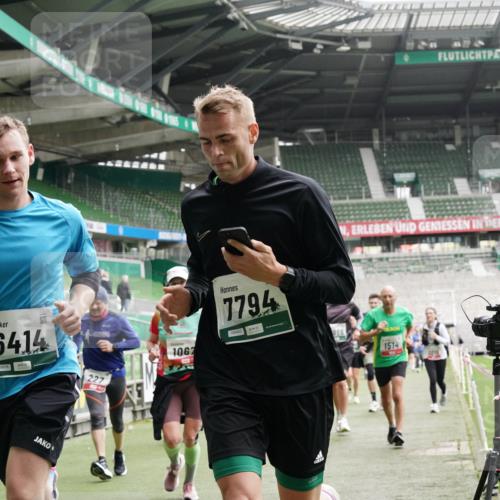 05.10.2025 - 20. swb-Marathon Bremen Michael Burmester http://msf.ph/oto/9331163 05.10.2025 13:03:35 Laufen im Stadion 227, 375, 396, 527, 592, 725, 764, 958, 1067, 1178, 1275, 1331, 1336, 1425, 1469, 1507, 1514, 1568, 1670, 1705, 1836, 1975, 2016, 2339, 2357, 2375, 2407, 2567, 2597, 2696, 2791, 2960, 2984, 3019, 3037, 3147, 3313, 4026, 4053, 4087, 4321, 4453, 4462, 4528, 4651, 4767, 4769, 5043, 5162, 5236, 5410, 5431, 5489, 5523, 5527, 5763, 5867, 5966, 6138, 6145, 6215, 6414, 6417, 6447, 6481, 6529, 6584, 6635, 6666, 7315, 7316, 7540, 7607, 7653, 8375, 293, 721, 1121, 1733, 2393, 3424 meine-sportfotos.de