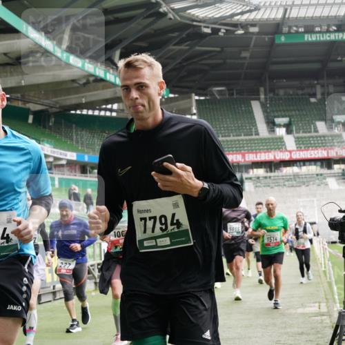 05.10.2025 - 20. swb-Marathon Bremen Michael Burmester http://msf.ph/oto/9331166 05.10.2025 13:03:36 Laufen im Stadion 227, 375, 396, 527, 592, 725, 764, 958, 1067, 1178, 1275, 1331, 1336, 1425, 1469, 1507, 1514, 1568, 1670, 1705, 1836, 1975, 2016, 2339, 2357, 2375, 2407, 2567, 2597, 2696, 2791, 2960, 2984, 3019, 3037, 3147, 3313, 4026, 4053, 4087, 4453, 4462, 4528, 4651, 4767, 4769, 5043, 5162, 5236, 5410, 5431, 5489, 5523, 5527, 5763, 5867, 5966, 6138, 6145, 6215, 6414, 6417, 6447, 6481, 6529, 6584, 6635, 6666, 7315, 7316, 7540, 7607, 7653, 8375, 293, 721, 1121, 1733, 2393, 3424 meine-sportfotos.de