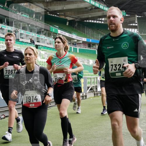 05.10.2025 - 20. swb-Marathon Bremen Michael Burmester http://msf.ph/oto/9331169 05.10.2025 13:04:17 Laufen im Stadion 100, 360, 414, 470, 490, 592, 607, 898, 958, 1012, 1019, 1080, 1084, 1336, 1413, 1468, 1478, 1695, 1852, 1914, 1975, 1997, 2016, 2086, 2333, 2567, 2617, 2664, 2989, 3037, 3072, 3346, 3483, 3485, 3901, 4001, 4005, 4053, 4087, 4243, 4244, 4335, 4453, 4462, 4501, 4524, 4528, 4627, 4637, 4638, 4651, 4757, 4793, 4803, 4840, 4928, 5043, 5082, 5137, 5162, 5212, 5236, 5247, 5343, 5446, 5464, 5489, 5832, 5966, 5969, 6011, 6145, 6287, 6414, 6447, 6529, 6584, 6635, 396, 2597 meine-sportfotos.de
