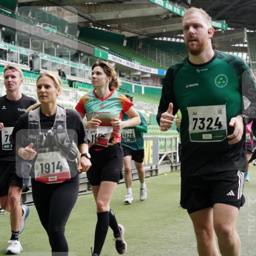 05.10.2025 - 20. swb-Marathon Bremen Michael Burmester http://msf.ph/oto/9331173 05.10.2025 13:04:17 Laufen im Stadion 100, 360, 414, 470, 490, 592, 607, 898, 958, 1012, 1019, 1080, 1084, 1336, 1413, 1468, 1478, 1695, 1852, 1914, 1975, 1997, 2016, 2086, 2333, 2567, 2617, 2664, 2989, 3037, 3072, 3346, 3483, 3485, 3901, 4001, 4005, 4053, 4087, 4243, 4244, 4335, 4453, 4462, 4501, 4524, 4528, 4627, 4637, 4638, 4651, 4757, 4793, 4803, 4840, 4928, 5043, 5082, 5137, 5162, 5212, 5236, 5247, 5343, 5446, 5464, 5489, 5832, 5966, 5969, 6011, 6145, 6287, 6414, 6447, 6529, 6584, 6635, 396, 2597 meine-sportfotos.de