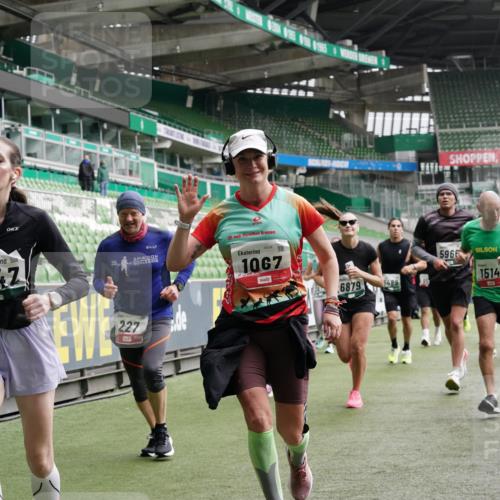 05.10.2025 - 20. swb-Marathon Bremen Michael Burmester http://msf.ph/oto/9331174 05.10.2025 13:03:37 Laufen im Stadion 227, 375, 396, 414, 527, 592, 725, 764, 898, 958, 1067, 1178, 1275, 1331, 1336, 1425, 1469, 1507, 1514, 1568, 1670, 1705, 1836, 1975, 2016, 2339, 2357, 2375, 2407, 2567, 2597, 2696, 2791, 2960, 2984, 3019, 3037, 3147, 3313, 4026, 4053, 4087, 4453, 4462, 4528, 4651, 4767, 4769, 5043, 5162, 5236, 5410, 5431, 5489, 5523, 5527, 5763, 5867, 5966, 6138, 6145, 6215, 6414, 6417, 6447, 6481, 6529, 6584, 6635, 6666, 7315, 7316, 7540, 7607, 7653, 8375, 293, 721, 1733, 2393, 3424 meine-sportfotos.de