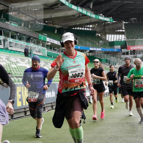 05.10.2025 - 20. swb-Marathon Bremen Michael Burmester http://msf.ph/oto/9331183 05.10.2025 13:03:37 Laufen im Stadion 227, 375, 396, 414, 527, 592, 725, 764, 898, 958, 1067, 1178, 1275, 1331, 1336, 1425, 1469, 1507, 1514, 1568, 1670, 1705, 1836, 1975, 2016, 2339, 2357, 2375, 2407, 2567, 2597, 2696, 2791, 2960, 2984, 3019, 3037, 3147, 3313, 4026, 4053, 4087, 4453, 4462, 4528, 4651, 4767, 4769, 5043, 5162, 5236, 5410, 5431, 5489, 5523, 5527, 5763, 5867, 5966, 6138, 6145, 6215, 6414, 6417, 6447, 6481, 6529, 6584, 6635, 6666, 7315, 7316, 7540, 7607, 7653, 8375, 293, 721, 1733, 2393, 3424 meine-sportfotos.de