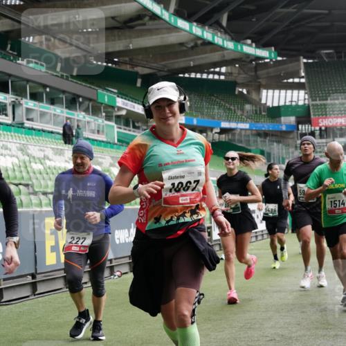 05.10.2025 - 20. swb-Marathon Bremen Michael Burmester http://msf.ph/oto/9331186 05.10.2025 13:03:37 Laufen im Stadion 227, 375, 396, 414, 527, 592, 725, 764, 898, 958, 1067, 1178, 1275, 1331, 1336, 1425, 1469, 1507, 1514, 1568, 1670, 1705, 1836, 1975, 2016, 2339, 2357, 2375, 2407, 2567, 2597, 2696, 2791, 2960, 2984, 3019, 3037, 3147, 3313, 4026, 4053, 4087, 4453, 4462, 4528, 4651, 4767, 4769, 5043, 5162, 5236, 5410, 5431, 5489, 5523, 5527, 5763, 5867, 5966, 6138, 6145, 6215, 6414, 6417, 6447, 6481, 6529, 6584, 6635, 6666, 7315, 7316, 7540, 7607, 7653, 8375, 293, 721, 1733, 2393, 3424 meine-sportfotos.de