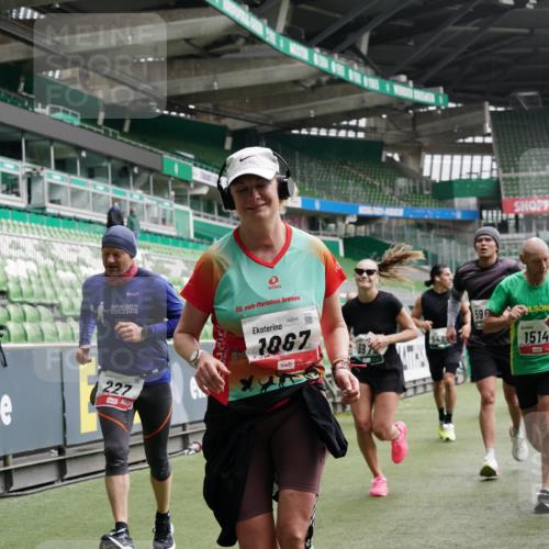 05.10.2025 - 20. swb-Marathon Bremen Michael Burmester http://msf.ph/oto/9331190 05.10.2025 13:03:37 Laufen im Stadion 227, 375, 396, 414, 527, 592, 725, 764, 898, 958, 1067, 1178, 1275, 1331, 1336, 1425, 1469, 1507, 1514, 1568, 1670, 1705, 1836, 1975, 2016, 2339, 2357, 2375, 2407, 2567, 2597, 2696, 2791, 2960, 2984, 3019, 3037, 3147, 3313, 4026, 4053, 4087, 4453, 4462, 4528, 4651, 4767, 4769, 5043, 5162, 5236, 5410, 5431, 5489, 5523, 5527, 5763, 5867, 5966, 6138, 6145, 6215, 6414, 6417, 6447, 6481, 6529, 6584, 6635, 6666, 7315, 7316, 7540, 7607, 7653, 8375, 293, 721, 1733, 2393, 3424 meine-sportfotos.de