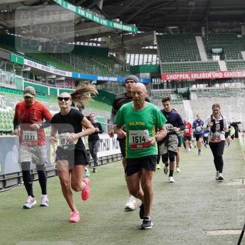 05.10.2025 - 20. swb-Marathon Bremen Michael Burmester http://msf.ph/oto/9331194 05.10.2025 13:03:38 Laufen im Stadion 227, 375, 396, 414, 527, 592, 725, 764, 898, 958, 1067, 1178, 1275, 1331, 1336, 1425, 1469, 1507, 1514, 1568, 1670, 1705, 1836, 1975, 2016, 2339, 2357, 2375, 2407, 2567, 2597, 2696, 2791, 2960, 2984, 3019, 3037, 3147, 3313, 4026, 4053, 4087, 4453, 4462, 4528, 4651, 4767, 4769, 5043, 5162, 5236, 5410, 5431, 5489, 5523, 5527, 5763, 5867, 5966, 6138, 6145, 6215, 6414, 6417, 6447, 6481, 6529, 6584, 6635, 6666, 7315, 7316, 7540, 7607, 7653, 8375, 293, 721, 2393, 3424 meine-sportfotos.de