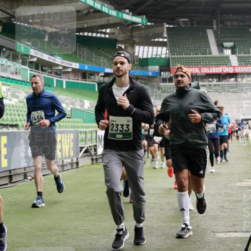 05.10.2025 - 20. swb-Marathon Bremen Michael Burmester http://msf.ph/oto/9331197 05.10.2025 13:04:19 Laufen im Stadion 100, 360, 414, 421, 470, 490, 592, 607, 898, 1012, 1019, 1080, 1084, 1336, 1413, 1468, 1478, 1695, 1852, 1914, 1975, 1997, 2016, 2086, 2333, 2567, 2617, 2664, 2989, 3037, 3072, 3346, 3433, 3483, 3485, 3658, 3901, 4001, 4005, 4053, 4087, 4243, 4244, 4335, 4453, 4462, 4501, 4524, 4528, 4627, 4637, 4638, 4651, 4757, 4793, 4803, 4840, 4858, 4928, 5043, 5082, 5137, 5162, 5212, 5236, 5247, 5343, 5446, 5464, 5489, 5832, 5966, 5969, 6011, 6145, 6287, 6414, 6529, 6584, 6635, 396 meine-sportfotos.de