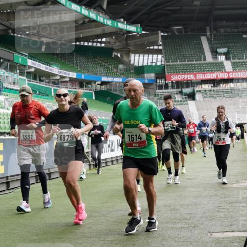 05.10.2025 - 20. swb-Marathon Bremen Michael Burmester http://msf.ph/oto/9331198 05.10.2025 13:03:38 Laufen im Stadion 227, 375, 396, 414, 527, 592, 725, 764, 898, 958, 1067, 1178, 1275, 1331, 1336, 1425, 1469, 1507, 1514, 1568, 1670, 1705, 1836, 1975, 2016, 2339, 2357, 2375, 2407, 2567, 2597, 2696, 2791, 2960, 2984, 3019, 3037, 3147, 3313, 4026, 4053, 4087, 4453, 4462, 4528, 4651, 4767, 4769, 5043, 5162, 5236, 5410, 5431, 5489, 5523, 5527, 5763, 5867, 5966, 6138, 6145, 6215, 6414, 6417, 6447, 6481, 6529, 6584, 6635, 6666, 7315, 7316, 7540, 7607, 7653, 8375, 293, 721, 2393, 3424 meine-sportfotos.de