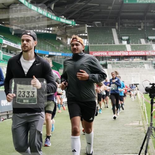 05.10.2025 - 20. swb-Marathon Bremen Michael Burmester http://msf.ph/oto/9331201 05.10.2025 13:04:20 Laufen im Stadion 100, 360, 414, 421, 470, 490, 592, 607, 898, 1012, 1019, 1080, 1084, 1336, 1413, 1468, 1478, 1695, 1852, 1914, 1975, 1997, 2086, 2333, 2399, 2567, 2617, 2664, 2989, 3037, 3072, 3346, 3433, 3483, 3485, 3658, 3901, 4001, 4005, 4053, 4087, 4243, 4244, 4335, 4453, 4462, 4501, 4524, 4528, 4627, 4637, 4638, 4651, 4757, 4793, 4803, 4840, 4858, 4928, 5043, 5082, 5137, 5162, 5212, 5236, 5247, 5343, 5446, 5464, 5489, 5832, 5966, 5969, 6011, 6145, 6287, 6414, 6529, 6584, 6635, 396 meine-sportfotos.de