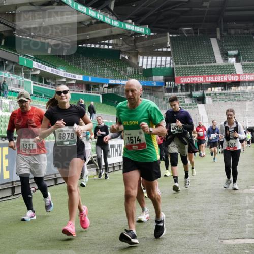 05.10.2025 - 20. swb-Marathon Bremen Michael Burmester http://msf.ph/oto/9331202 05.10.2025 13:03:38 Laufen im Stadion 227, 375, 396, 414, 527, 592, 725, 764, 898, 958, 1067, 1178, 1275, 1331, 1336, 1425, 1469, 1507, 1514, 1568, 1670, 1705, 1836, 1975, 2016, 2339, 2357, 2375, 2407, 2567, 2597, 2696, 2791, 2960, 2984, 3019, 3037, 3147, 3313, 4026, 4053, 4087, 4453, 4462, 4528, 4651, 4767, 4769, 5043, 5162, 5236, 5410, 5431, 5489, 5523, 5527, 5763, 5867, 5966, 6138, 6145, 6215, 6414, 6417, 6447, 6481, 6529, 6584, 6635, 6666, 7315, 7316, 7540, 7607, 7653, 8375, 293, 721, 2393, 3424 meine-sportfotos.de