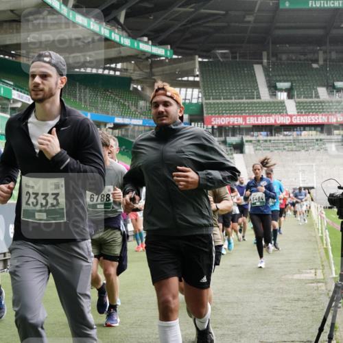 05.10.2025 - 20. swb-Marathon Bremen Michael Burmester http://msf.ph/oto/9331205 05.10.2025 13:04:20 Laufen im Stadion 100, 360, 414, 421, 470, 490, 592, 607, 898, 1012, 1019, 1080, 1084, 1336, 1413, 1468, 1478, 1695, 1852, 1914, 1975, 1997, 2086, 2333, 2399, 2567, 2617, 2664, 2989, 3037, 3072, 3346, 3433, 3483, 3485, 3658, 3901, 4001, 4005, 4053, 4087, 4243, 4244, 4335, 4453, 4462, 4501, 4524, 4528, 4627, 4637, 4638, 4651, 4757, 4793, 4803, 4840, 4858, 4928, 5043, 5082, 5137, 5162, 5212, 5236, 5247, 5343, 5446, 5464, 5489, 5832, 5966, 5969, 6011, 6145, 6287, 6414, 6529, 6584, 6635, 396 meine-sportfotos.de