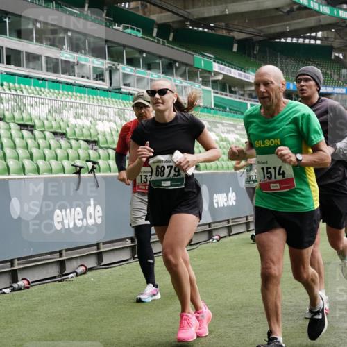 05.10.2025 - 20. swb-Marathon Bremen Michael Burmester http://msf.ph/oto/9331210 05.10.2025 13:03:39 Laufen im Stadion 227, 375, 396, 414, 527, 592, 725, 764, 898, 958, 1067, 1178, 1275, 1331, 1336, 1425, 1469, 1507, 1514, 1568, 1670, 1705, 1836, 1975, 2016, 2339, 2375, 2407, 2567, 2597, 2696, 2791, 2960, 2984, 3019, 3037, 3072, 3147, 3313, 4026, 4053, 4087, 4453, 4462, 4528, 4651, 4767, 4769, 5043, 5137, 5162, 5236, 5410, 5431, 5489, 5523, 5527, 5763, 5867, 5966, 6138, 6145, 6215, 6414, 6417, 6447, 6481, 6529, 6584, 6635, 6666, 7315, 7316, 7540, 7607, 7653, 8375, 293, 721, 2393 meine-sportfotos.de