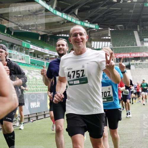 05.10.2025 - 20. swb-Marathon Bremen Michael Burmester http://msf.ph/oto/9331272 05.10.2025 13:04:28 Laufen im Stadion 100, 360, 414, 421, 470, 490, 592, 607, 898, 1012, 1019, 1080, 1084, 1413, 1468, 1478, 1695, 1834, 1852, 1914, 1975, 1997, 2086, 2333, 2399, 2617, 2664, 2901, 2989, 3072, 3346, 3433, 3483, 3485, 3658, 3901, 4001, 4005, 4053, 4087, 4243, 4244, 4335, 4453, 4462, 4501, 4524, 4627, 4634, 4637, 4638, 4651, 4671, 4757, 4793, 4803, 4838, 4840, 4858, 4928, 5043, 5082, 5137, 5212, 5236, 5247, 5343, 5446, 5464, 5832, 5969, 6011, 6287, 6529, 6584, 6635, 1336 meine-sportfotos.de