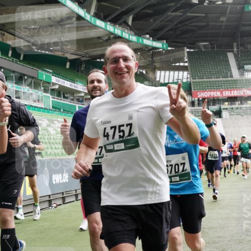 05.10.2025 - 20. swb-Marathon Bremen Michael Burmester http://msf.ph/oto/9331274 05.10.2025 13:04:28 Laufen im Stadion 100, 360, 414, 421, 470, 490, 592, 607, 898, 1012, 1019, 1080, 1084, 1413, 1468, 1478, 1695, 1834, 1852, 1914, 1975, 1997, 2086, 2333, 2399, 2617, 2664, 2901, 2989, 3072, 3346, 3433, 3483, 3485, 3658, 3901, 4001, 4005, 4053, 4087, 4243, 4244, 4335, 4453, 4462, 4501, 4524, 4627, 4634, 4637, 4638, 4651, 4671, 4757, 4793, 4803, 4838, 4840, 4858, 4928, 5043, 5082, 5137, 5212, 5236, 5247, 5343, 5446, 5464, 5832, 5969, 6011, 6287, 6529, 6584, 6635, 1336 meine-sportfotos.de