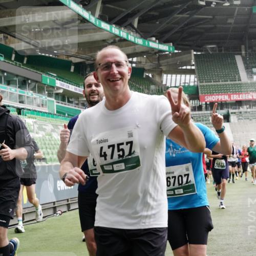 05.10.2025 - 20. swb-Marathon Bremen Michael Burmester http://msf.ph/oto/9331276 05.10.2025 13:04:28 Laufen im Stadion 100, 360, 414, 421, 470, 490, 592, 607, 898, 1012, 1019, 1080, 1084, 1413, 1468, 1478, 1695, 1834, 1852, 1914, 1975, 1997, 2086, 2333, 2399, 2617, 2664, 2901, 2989, 3072, 3346, 3433, 3483, 3485, 3658, 3901, 4001, 4005, 4053, 4087, 4243, 4244, 4335, 4453, 4462, 4501, 4524, 4627, 4634, 4637, 4638, 4651, 4671, 4757, 4793, 4803, 4838, 4840, 4858, 4928, 5043, 5082, 5137, 5212, 5236, 5247, 5343, 5446, 5464, 5832, 5969, 6011, 6287, 6529, 6584, 6635, 1336 meine-sportfotos.de