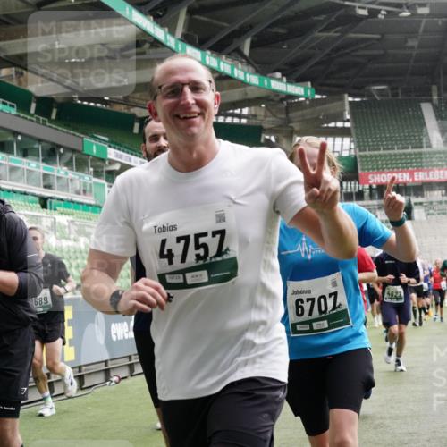 05.10.2025 - 20. swb-Marathon Bremen Michael Burmester http://msf.ph/oto/9331278 05.10.2025 13:04:28 Laufen im Stadion 100, 360, 414, 421, 470, 490, 592, 607, 898, 1012, 1019, 1080, 1084, 1413, 1468, 1478, 1695, 1834, 1852, 1914, 1975, 1997, 2086, 2333, 2399, 2617, 2664, 2901, 2989, 3072, 3346, 3433, 3483, 3485, 3658, 3901, 4001, 4005, 4053, 4087, 4243, 4244, 4335, 4453, 4462, 4501, 4524, 4627, 4634, 4637, 4638, 4651, 4671, 4757, 4793, 4803, 4838, 4840, 4858, 4928, 5043, 5082, 5137, 5212, 5236, 5247, 5343, 5446, 5464, 5832, 5969, 6011, 6287, 6529, 6584, 6635, 1336 meine-sportfotos.de