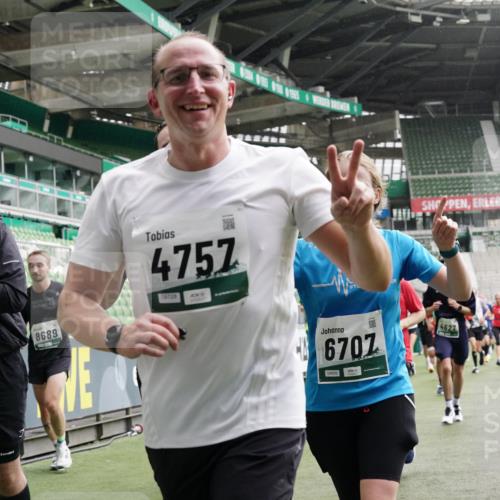 05.10.2025 - 20. swb-Marathon Bremen Michael Burmester http://msf.ph/oto/9331280 05.10.2025 13:04:28 Laufen im Stadion 100, 360, 414, 421, 470, 490, 592, 607, 898, 1012, 1019, 1080, 1084, 1413, 1468, 1478, 1695, 1834, 1852, 1914, 1975, 1997, 2086, 2333, 2399, 2617, 2664, 2901, 2989, 3072, 3346, 3433, 3483, 3485, 3658, 3901, 4001, 4005, 4053, 4087, 4243, 4244, 4335, 4453, 4462, 4501, 4524, 4627, 4634, 4637, 4638, 4651, 4671, 4757, 4793, 4803, 4838, 4840, 4858, 4928, 5043, 5082, 5137, 5212, 5236, 5247, 5343, 5446, 5464, 5832, 5969, 6011, 6287, 6529, 6584, 6635, 1336 meine-sportfotos.de