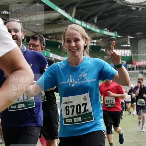 05.10.2025 - 20. swb-Marathon Bremen Michael Burmester http://msf.ph/oto/9331282 05.10.2025 13:04:29 Laufen im Stadion 100, 360, 414, 421, 470, 490, 592, 607, 898, 1012, 1019, 1080, 1084, 1413, 1468, 1478, 1695, 1834, 1852, 1914, 1975, 1997, 2086, 2333, 2399, 2617, 2664, 2901, 2989, 3072, 3346, 3433, 3483, 3485, 3658, 3901, 4001, 4005, 4053, 4087, 4243, 4244, 4335, 4453, 4462, 4501, 4524, 4627, 4634, 4637, 4638, 4651, 4671, 4757, 4793, 4803, 4838, 4840, 4858, 4928, 5043, 5082, 5137, 5212, 5247, 5343, 5446, 5464, 5832, 5969, 6011, 6287, 6584, 6635, 1336 meine-sportfotos.de