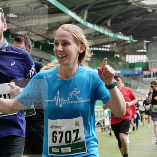 05.10.2025 - 20. swb-Marathon Bremen Michael Burmester http://msf.ph/oto/9331286 05.10.2025 13:04:29 Laufen im Stadion 100, 360, 414, 421, 470, 490, 592, 607, 898, 1012, 1019, 1080, 1084, 1413, 1468, 1478, 1695, 1834, 1852, 1914, 1975, 1997, 2086, 2333, 2399, 2617, 2664, 2901, 2989, 3072, 3346, 3433, 3483, 3485, 3658, 3901, 4001, 4005, 4053, 4087, 4243, 4244, 4335, 4453, 4462, 4501, 4524, 4627, 4634, 4637, 4638, 4651, 4671, 4757, 4793, 4803, 4838, 4840, 4858, 4928, 5043, 5082, 5137, 5212, 5247, 5343, 5446, 5464, 5832, 5969, 6011, 6287, 6584, 6635, 1336 meine-sportfotos.de