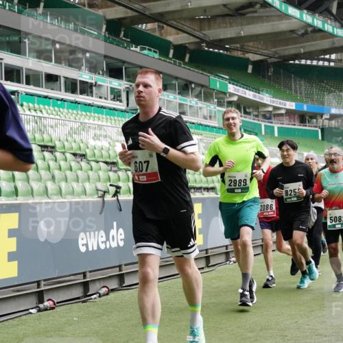 05.10.2025 - 20. swb-Marathon Bremen Michael Burmester http://msf.ph/oto/9331302 05.10.2025 13:04:32 Laufen im Stadion 100, 360, 414, 421, 470, 490, 592, 607, 898, 1012, 1019, 1061, 1080, 1084, 1413, 1468, 1478, 1695, 1834, 1852, 1914, 1975, 1997, 2009, 2086, 2333, 2399, 2536, 2617, 2664, 2802, 2901, 2989, 3072, 3346, 3433, 3483, 3485, 3561, 3658, 3901, 4001, 4005, 4053, 4087, 4187, 4243, 4244, 4335, 4453, 4501, 4524, 4627, 4634, 4637, 4638, 4651, 4671, 4757, 4793, 4803, 4838, 4840, 4858, 4928, 5043, 5082, 5137, 5212, 5247, 5343, 5446, 5464, 5832, 5969, 6011, 6287, 6584, 6635, 1336 meine-sportfotos.de