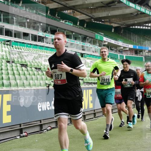 05.10.2025 - 20. swb-Marathon Bremen Michael Burmester http://msf.ph/oto/9331304 05.10.2025 13:04:32 Laufen im Stadion 100, 360, 414, 421, 470, 490, 592, 607, 898, 1012, 1019, 1061, 1080, 1084, 1413, 1468, 1478, 1695, 1834, 1852, 1914, 1975, 1997, 2009, 2086, 2333, 2399, 2536, 2617, 2664, 2802, 2901, 2989, 3072, 3346, 3433, 3483, 3485, 3561, 3658, 3901, 4001, 4005, 4053, 4087, 4187, 4243, 4244, 4335, 4453, 4501, 4524, 4627, 4634, 4637, 4638, 4651, 4671, 4757, 4793, 4803, 4838, 4840, 4858, 4928, 5043, 5082, 5137, 5212, 5247, 5343, 5446, 5464, 5832, 5969, 6011, 6287, 6584, 6635, 1336 meine-sportfotos.de