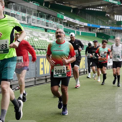 05.10.2025 - 20. swb-Marathon Bremen Michael Burmester http://msf.ph/oto/9331314 05.10.2025 13:04:34 Laufen im Stadion 100, 360, 414, 421, 470, 490, 607, 898, 1012, 1019, 1061, 1080, 1084, 1132, 1413, 1468, 1478, 1695, 1834, 1852, 1914, 1975, 1997, 2009, 2086, 2333, 2399, 2536, 2617, 2664, 2802, 2901, 2989, 3072, 3346, 3413, 3433, 3483, 3485, 3561, 3658, 3901, 4001, 4005, 4187, 4241, 4243, 4244, 4335, 4501, 4524, 4627, 4634, 4637, 4638, 4671, 4757, 4793, 4803, 4838, 4840, 4858, 4928, 5082, 5137, 5212, 5247, 5286, 5343, 5446, 5464, 5832, 5969, 6011, 6287, 6635, 1336 meine-sportfotos.de