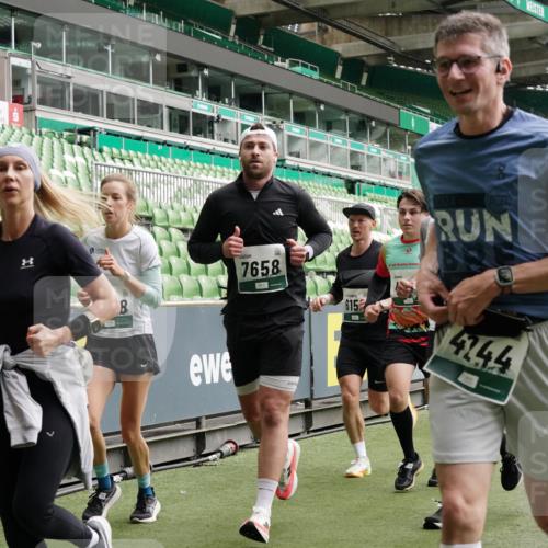 05.10.2025 - 20. swb-Marathon Bremen Michael Burmester http://msf.ph/oto/9331324 05.10.2025 13:04:36 Laufen im Stadion 100, 360, 414, 421, 470, 490, 607, 712, 898, 1012, 1019, 1061, 1080, 1084, 1132, 1413, 1468, 1478, 1695, 1746, 1834, 1852, 1914, 1997, 2009, 2086, 2333, 2399, 2536, 2617, 2664, 2802, 2901, 2989, 3072, 3216, 3346, 3413, 3433, 3483, 3485, 3561, 3658, 3901, 4001, 4005, 4187, 4241, 4243, 4244, 4335, 4501, 4524, 4627, 4634, 4637, 4638, 4671, 4757, 4793, 4803, 4838, 4840, 4858, 4928, 5082, 5137, 5212, 5247, 5286, 5295, 5343, 5446, 5464, 5832, 5969, 6011, 6287, 1336 meine-sportfotos.de