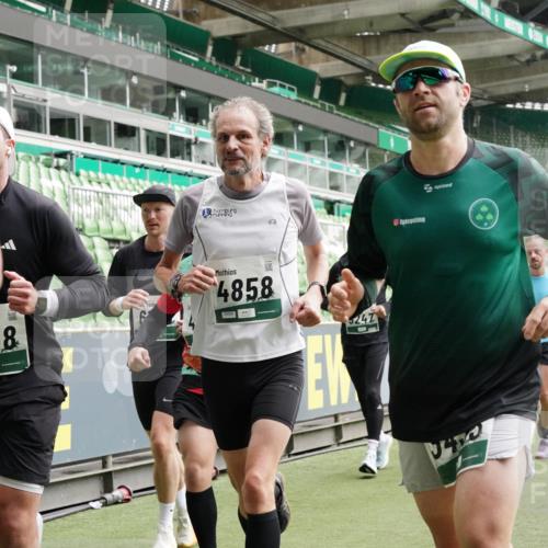 05.10.2025 - 20. swb-Marathon Bremen Michael Burmester http://msf.ph/oto/9331330 05.10.2025 13:04:36 Laufen im Stadion 100, 360, 414, 421, 470, 490, 607, 712, 898, 1012, 1019, 1061, 1080, 1084, 1132, 1413, 1468, 1478, 1695, 1746, 1834, 1852, 1914, 1997, 2009, 2086, 2333, 2399, 2536, 2617, 2664, 2802, 2901, 2989, 3072, 3216, 3346, 3413, 3433, 3483, 3485, 3561, 3658, 3901, 4001, 4005, 4187, 4241, 4243, 4244, 4335, 4501, 4524, 4627, 4634, 4637, 4638, 4671, 4757, 4793, 4803, 4838, 4840, 4858, 4928, 5082, 5137, 5212, 5247, 5286, 5295, 5343, 5446, 5464, 5832, 5969, 6011, 6287, 1336 meine-sportfotos.de