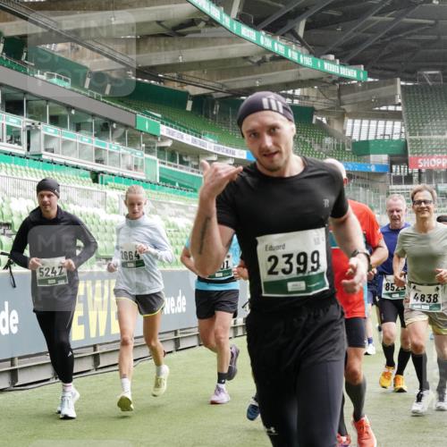 05.10.2025 - 20. swb-Marathon Bremen Michael Burmester http://msf.ph/oto/9331332 05.10.2025 13:04:37 Laufen im Stadion 100, 360, 414, 421, 470, 490, 607, 712, 898, 1012, 1019, 1061, 1080, 1084, 1132, 1413, 1468, 1478, 1695, 1746, 1765, 1834, 1852, 1914, 1997, 2009, 2086, 2333, 2399, 2536, 2617, 2664, 2802, 2901, 2989, 3072, 3216, 3346, 3413, 3433, 3483, 3485, 3561, 3658, 3901, 4001, 4005, 4187, 4241, 4243, 4244, 4335, 4501, 4524, 4627, 4634, 4637, 4638, 4671, 4757, 4793, 4803, 4838, 4840, 4858, 4928, 5082, 5137, 5212, 5247, 5286, 5295, 5343, 5446, 5464, 5832, 5969, 6011, 6287, 1336 meine-sportfotos.de
