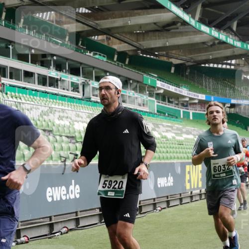05.10.2025 - 20. swb-Marathon Bremen Michael Burmester http://msf.ph/oto/9331368 05.10.2025 13:04:42 Laufen im Stadion 100, 360, 421, 470, 490, 607, 712, 1012, 1061, 1080, 1084, 1132, 1413, 1468, 1478, 1746, 1765, 1834, 1852, 1914, 1997, 2009, 2086, 2333, 2399, 2536, 2584, 2617, 2664, 2802, 2901, 2989, 3008, 3216, 3346, 3413, 3433, 3445, 3483, 3561, 3658, 3901, 4001, 4005, 4187, 4241, 4243, 4244, 4335, 4501, 4524, 4627, 4634, 4637, 4638, 4671, 4757, 4793, 4803, 4838, 4840, 4858, 4928, 5082, 5212, 5247, 5286, 5295, 5343, 5446, 5464, 5614, 5832, 5969, 6011, 6287, 1336 meine-sportfotos.de