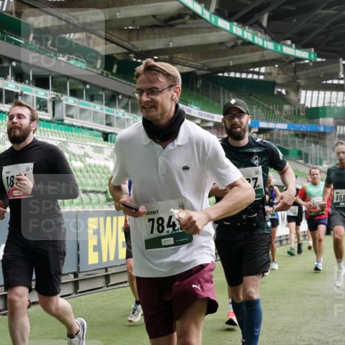 05.10.2025 - 20. swb-Marathon Bremen Michael Burmester http://msf.ph/oto/9331429 05.10.2025 13:04:53 Laufen im Stadion 100, 190, 199, 406, 421, 470, 490, 607, 678, 712, 858, 924, 1012, 1061, 1080, 1132, 1404, 1455, 1478, 1480, 1545, 1746, 1765, 1834, 1852, 1914, 1990, 1997, 2009, 2086, 2190, 2333, 2399, 2536, 2584, 2604, 2617, 2664, 2802, 2901, 2989, 3008, 3049, 3216, 3346, 3378, 3380, 3413, 3433, 3445, 3483, 3561, 3658, 3799, 3901, 4001, 4055, 4187, 4241, 4243, 4244, 4376, 4501, 4627, 4634, 4671, 4757, 4803, 4838, 4840, 4855, 4858, 4928, 5082, 5247, 5286, 5295, 5446, 5464, 5614, 5832, 5904 meine-sportfotos.de