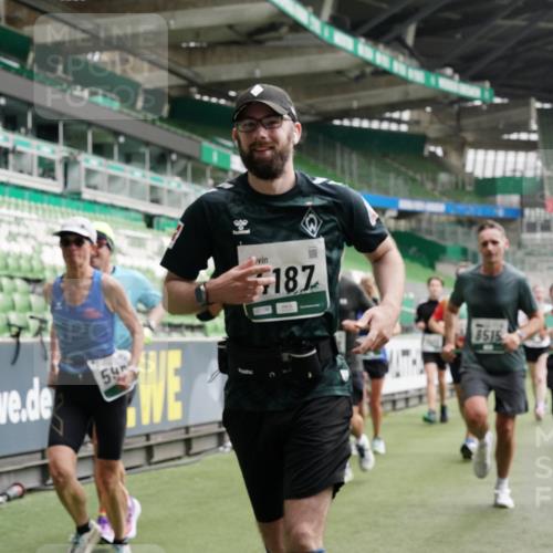 05.10.2025 - 20. swb-Marathon Bremen Michael Burmester http://msf.ph/oto/9331433 05.10.2025 13:04:54 Laufen im Stadion 100, 190, 199, 406, 421, 470, 490, 607, 678, 712, 858, 924, 1012, 1061, 1080, 1132, 1404, 1455, 1478, 1480, 1545, 1746, 1765, 1834, 1852, 1990, 1997, 2009, 2086, 2190, 2333, 2399, 2536, 2584, 2604, 2617, 2664, 2802, 2901, 2989, 3008, 3049, 3216, 3346, 3378, 3380, 3413, 3433, 3445, 3483, 3561, 3658, 3799, 3901, 4001, 4055, 4187, 4241, 4243, 4244, 4376, 4501, 4627, 4634, 4671, 4757, 4803, 4838, 4855, 4858, 4928, 5082, 5247, 5286, 5295, 5446, 5464, 5614, 5832, 5904 meine-sportfotos.de