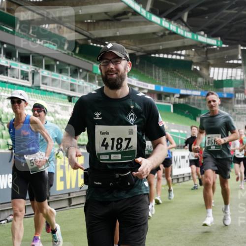 05.10.2025 - 20. swb-Marathon Bremen Michael Burmester http://msf.ph/oto/9331435 05.10.2025 13:04:54 Laufen im Stadion 100, 190, 199, 406, 421, 470, 490, 607, 678, 712, 858, 924, 1012, 1061, 1080, 1132, 1404, 1455, 1478, 1480, 1545, 1746, 1765, 1834, 1852, 1990, 1997, 2009, 2086, 2190, 2333, 2399, 2536, 2584, 2604, 2617, 2664, 2802, 2901, 2989, 3008, 3049, 3216, 3346, 3378, 3380, 3413, 3433, 3445, 3483, 3561, 3658, 3799, 3901, 4001, 4055, 4187, 4241, 4243, 4244, 4376, 4501, 4627, 4634, 4671, 4757, 4803, 4838, 4855, 4858, 4928, 5082, 5247, 5286, 5295, 5446, 5464, 5614, 5832, 5904 meine-sportfotos.de