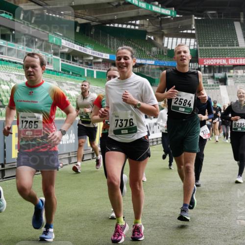 05.10.2025 - 20. swb-Marathon Bremen Michael Burmester http://msf.ph/oto/9331453 05.10.2025 13:04:56 Laufen im Stadion 100, 190, 199, 406, 421, 470, 490, 607, 678, 712, 858, 924, 1012, 1061, 1080, 1132, 1404, 1455, 1478, 1480, 1545, 1746, 1765, 1834, 1867, 1990, 1997, 2009, 2086, 2190, 2333, 2399, 2536, 2584, 2604, 2617, 2664, 2802, 2901, 2935, 2989, 3008, 3049, 3216, 3346, 3378, 3380, 3413, 3433, 3445, 3483, 3561, 3658, 3799, 3901, 4001, 4055, 4187, 4207, 4241, 4243, 4244, 4376, 4501, 4627, 4634, 4671, 4757, 4803, 4838, 4855, 4858, 4928, 5082, 5247, 5286, 5295, 5446, 5464, 5614, 5904 meine-sportfotos.de