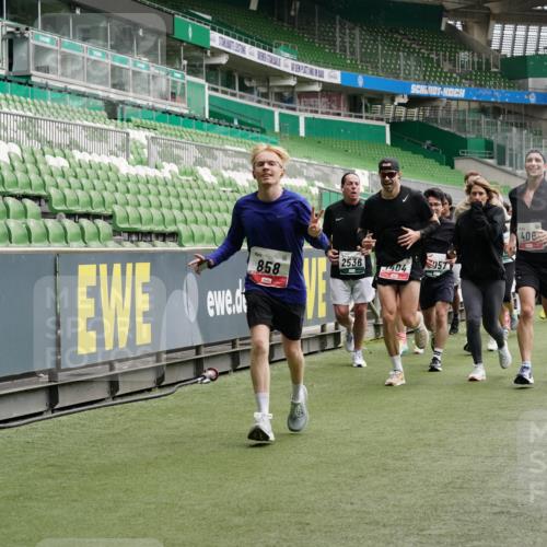 05.10.2025 - 20. swb-Marathon Bremen Michael Burmester http://msf.ph/oto/9331485 05.10.2025 13:05:02 Laufen im Stadion 100, 190, 199, 406, 421, 490, 607, 678, 712, 858, 924, 1012, 1061, 1132, 1404, 1455, 1480, 1545, 1746, 1765, 1834, 1840, 1867, 1990, 2009, 2086, 2190, 2399, 2536, 2584, 2604, 2664, 2802, 2901, 2935, 2989, 3008, 3025, 3049, 3216, 3346, 3378, 3380, 3413, 3433, 3445, 3483, 3561, 3658, 3799, 3901, 4001, 4055, 4187, 4207, 4241, 4243, 4244, 4376, 4501, 4627, 4634, 4665, 4671, 4757, 4838, 4855, 4858, 5082, 5247, 5286, 5295, 5446, 5464, 5614, 5904 meine-sportfotos.de