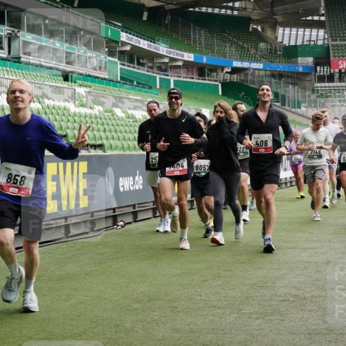 05.10.2025 - 20. swb-Marathon Bremen Michael Burmester http://msf.ph/oto/9331497 05.10.2025 13:05:03 Laufen im Stadion 100, 190, 199, 406, 421, 490, 607, 678, 712, 858, 924, 1012, 1061, 1132, 1404, 1455, 1480, 1545, 1746, 1765, 1834, 1840, 1867, 1990, 2009, 2058, 2086, 2190, 2399, 2536, 2584, 2604, 2664, 2802, 2901, 2935, 2989, 3008, 3025, 3049, 3216, 3346, 3378, 3380, 3413, 3433, 3445, 3483, 3561, 3658, 3799, 3901, 4001, 4055, 4187, 4207, 4241, 4243, 4244, 4376, 4501, 4627, 4634, 4665, 4671, 4757, 4838, 4855, 4858, 5082, 5247, 5286, 5295, 5446, 5464, 5614, 5904 meine-sportfotos.de
