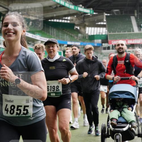 05.10.2025 - 20. swb-Marathon Bremen Michael Burmester http://msf.ph/oto/9331521 05.10.2025 13:05:07 Laufen im Stadion 190, 199, 406, 421, 490, 678, 712, 858, 924, 1061, 1132, 1228, 1404, 1455, 1480, 1545, 1746, 1765, 1834, 1840, 1867, 1990, 2009, 2058, 2086, 2190, 2399, 2536, 2584, 2604, 2664, 2785, 2802, 2901, 2935, 2989, 3008, 3025, 3049, 3216, 3378, 3380, 3413, 3433, 3445, 3483, 3561, 3658, 3799, 3837, 3901, 4001, 4055, 4187, 4207, 4241, 4244, 4326, 4332, 4376, 4501, 4627, 4634, 4665, 4671, 4838, 4855, 4858, 4892, 4904, 5082, 5247, 5286, 5295, 5382, 5614, 5904, 6283 meine-sportfotos.de