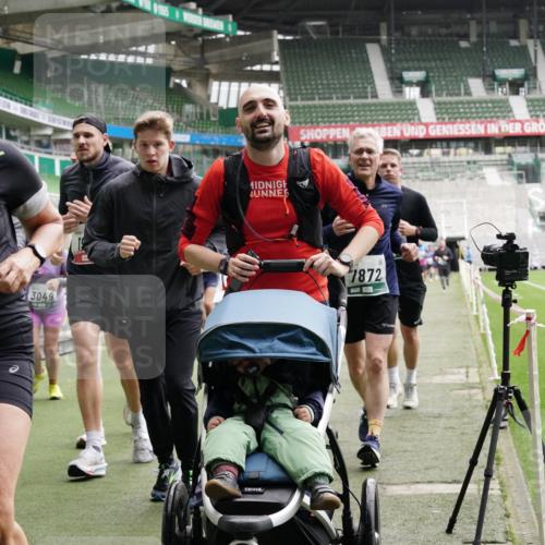 05.10.2025 - 20. swb-Marathon Bremen Michael Burmester http://msf.ph/oto/9331525 05.10.2025 13:05:08 Laufen im Stadion 190, 199, 406, 421, 490, 678, 712, 858, 924, 1061, 1132, 1228, 1404, 1455, 1480, 1545, 1746, 1765, 1834, 1840, 1867, 1990, 2009, 2058, 2086, 2190, 2399, 2536, 2584, 2604, 2664, 2785, 2802, 2901, 2935, 2989, 3008, 3025, 3049, 3216, 3378, 3380, 3413, 3433, 3445, 3483, 3561, 3658, 3799, 3837, 3901, 4001, 4055, 4187, 4207, 4241, 4244, 4326, 4332, 4376, 4501, 4627, 4634, 4665, 4671, 4838, 4855, 4858, 4892, 4904, 5082, 5247, 5286, 5295, 5382, 5614, 5904, 6283 meine-sportfotos.de