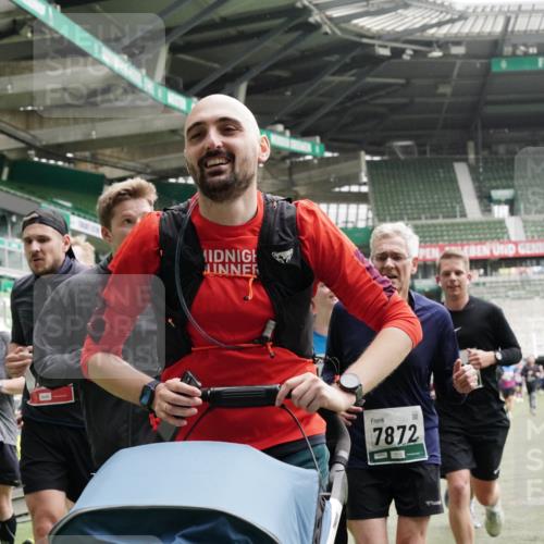 05.10.2025 - 20. swb-Marathon Bremen Michael Burmester http://msf.ph/oto/9331531 05.10.2025 13:05:09 Laufen im Stadion 190, 199, 406, 421, 490, 678, 712, 858, 924, 1061, 1132, 1228, 1404, 1455, 1480, 1545, 1702, 1746, 1765, 1834, 1840, 1867, 1990, 2009, 2058, 2086, 2190, 2399, 2536, 2584, 2604, 2664, 2785, 2802, 2901, 2935, 2989, 3008, 3025, 3049, 3216, 3378, 3380, 3413, 3433, 3445, 3483, 3561, 3658, 3799, 3837, 3901, 4001, 4055, 4187, 4207, 4241, 4244, 4326, 4332, 4376, 4501, 4627, 4634, 4665, 4671, 4838, 4855, 4858, 4892, 4904, 5082, 5247, 5286, 5295, 5382, 5614, 5904, 6283 meine-sportfotos.de