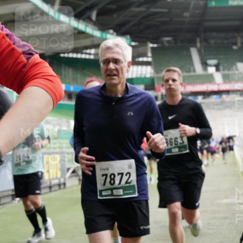 05.10.2025 - 20. swb-Marathon Bremen Michael Burmester http://msf.ph/oto/9331535 05.10.2025 13:05:09 Laufen im Stadion 190, 199, 406, 421, 490, 678, 712, 858, 924, 1061, 1132, 1228, 1404, 1455, 1480, 1545, 1702, 1746, 1765, 1834, 1840, 1867, 1990, 2009, 2058, 2086, 2190, 2399, 2536, 2584, 2604, 2664, 2785, 2802, 2901, 2935, 2989, 3008, 3025, 3049, 3216, 3378, 3380, 3413, 3433, 3445, 3483, 3561, 3658, 3799, 3837, 3901, 4001, 4055, 4187, 4207, 4241, 4244, 4326, 4332, 4376, 4501, 4627, 4634, 4665, 4671, 4838, 4855, 4858, 4892, 4904, 5082, 5247, 5286, 5295, 5382, 5614, 5904, 6283 meine-sportfotos.de