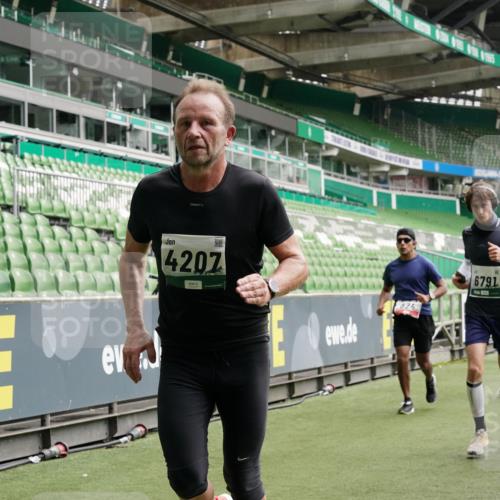 05.10.2025 - 20. swb-Marathon Bremen Michael Burmester http://msf.ph/oto/9331598 05.10.2025 13:05:17 Laufen im Stadion 190, 199, 406, 421, 520, 611, 678, 712, 804, 817, 858, 924, 1061, 1132, 1147, 1228, 1404, 1455, 1480, 1545, 1702, 1746, 1765, 1834, 1840, 1867, 1990, 2009, 2058, 2190, 2198, 2399, 2536, 2584, 2604, 2664, 2785, 2802, 2901, 2935, 3008, 3025, 3049, 3216, 3378, 3380, 3413, 3433, 3445, 3450, 3479, 3561, 3658, 3799, 3809, 3837, 4055, 4187, 4207, 4241, 4326, 4332, 4376, 4634, 4665, 4671, 4676, 4838, 4855, 4858, 4892, 4904, 5286, 5295, 5382, 5614, 5904, 6283 meine-sportfotos.de