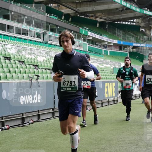 05.10.2025 - 20. swb-Marathon Bremen Michael Burmester http://msf.ph/oto/9331614 05.10.2025 13:05:19 Laufen im Stadion 190, 199, 406, 520, 611, 678, 712, 804, 817, 858, 924, 1061, 1132, 1147, 1228, 1404, 1455, 1480, 1545, 1610, 1702, 1746, 1765, 1834, 1840, 1867, 1990, 2009, 2058, 2187, 2190, 2198, 2399, 2437, 2536, 2584, 2604, 2785, 2802, 2901, 2935, 3008, 3025, 3049, 3216, 3317, 3378, 3380, 3413, 3445, 3450, 3479, 3561, 3799, 3809, 3837, 4055, 4187, 4207, 4241, 4326, 4332, 4376, 4634, 4665, 4671, 4676, 4838, 4855, 4892, 4904, 5176, 5286, 5295, 5382, 5614, 5904, 6283 meine-sportfotos.de