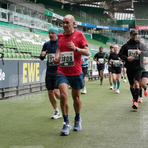 05.10.2025 - 20. swb-Marathon Bremen Michael Burmester http://msf.ph/oto/9331764 05.10.2025 13:05:33 Laufen im Stadion 190, 199, 406, 520, 611, 678, 712, 804, 817, 858, 924, 1132, 1147, 1228, 1404, 1455, 1480, 1545, 1610, 1702, 1746, 1765, 1840, 1867, 1990, 2058, 2187, 2190, 2198, 2422, 2437, 2584, 2604, 2785, 2902, 2935, 3008, 3025, 3049, 3216, 3317, 3368, 3378, 3380, 3413, 3445, 3450, 3479, 3799, 3809, 3837, 3853, 4055, 4207, 4241, 4326, 4332, 4376, 4563, 4641, 4665, 4676, 4766, 4831, 4855, 4892, 4904, 4983, 5176, 5286, 5295, 5362, 5382, 5614, 5824, 5904, 6283 meine-sportfotos.de
