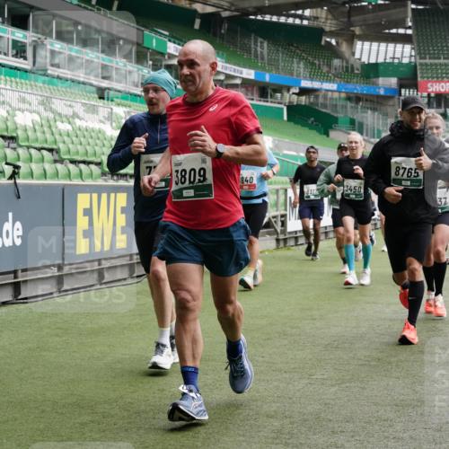 05.10.2025 - 20. swb-Marathon Bremen Michael Burmester http://msf.ph/oto/9331769 05.10.2025 13:05:33 Laufen im Stadion 190, 199, 406, 520, 611, 678, 712, 804, 817, 858, 924, 1132, 1147, 1228, 1404, 1455, 1480, 1545, 1610, 1702, 1746, 1765, 1840, 1867, 1990, 2058, 2187, 2190, 2198, 2422, 2437, 2584, 2604, 2785, 2902, 2935, 3008, 3025, 3049, 3216, 3317, 3368, 3378, 3380, 3413, 3445, 3450, 3479, 3799, 3809, 3837, 3853, 4055, 4207, 4241, 4326, 4332, 4376, 4563, 4641, 4665, 4676, 4766, 4831, 4855, 4892, 4904, 4983, 5176, 5286, 5295, 5362, 5382, 5614, 5824, 5904, 6283 meine-sportfotos.de