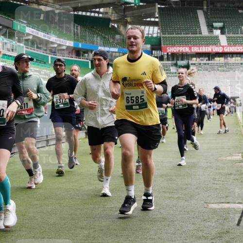 05.10.2025 - 20. swb-Marathon Bremen Michael Burmester http://msf.ph/oto/9331809 05.10.2025 13:05:36 Laufen im Stadion 190, 199, 406, 459, 520, 611, 678, 712, 804, 817, 858, 924, 1147, 1228, 1404, 1410, 1455, 1480, 1545, 1610, 1702, 1765, 1840, 1867, 1990, 2058, 2187, 2190, 2198, 2199, 2422, 2437, 2584, 2604, 2671, 2698, 2785, 2902, 2935, 3008, 3025, 3049, 3317, 3368, 3378, 3380, 3445, 3450, 3479, 3799, 3809, 3837, 3853, 4055, 4207, 4326, 4332, 4376, 4563, 4641, 4665, 4676, 4766, 4831, 4855, 4892, 4904, 4983, 5166, 5176, 5295, 5362, 5382, 5614, 5824, 5904, 5945, 6283 meine-sportfotos.de