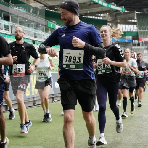 05.10.2025 - 20. swb-Marathon Bremen Michael Burmester http://msf.ph/oto/9331835 05.10.2025 13:05:38 Laufen im Stadion 190, 199, 406, 459, 520, 611, 678, 804, 817, 858, 924, 1147, 1154, 1228, 1404, 1410, 1455, 1480, 1545, 1610, 1702, 1840, 1867, 1990, 2058, 2187, 2190, 2198, 2199, 2422, 2437, 2584, 2604, 2671, 2698, 2748, 2785, 2902, 2935, 3008, 3025, 3049, 3317, 3368, 3378, 3380, 3445, 3450, 3479, 3799, 3809, 3837, 3853, 4055, 4207, 4326, 4332, 4376, 4563, 4641, 4643, 4665, 4676, 4766, 4831, 4855, 4892, 4904, 4983, 5166, 5176, 5362, 5382, 5614, 5824, 5904, 5945, 6283 meine-sportfotos.de